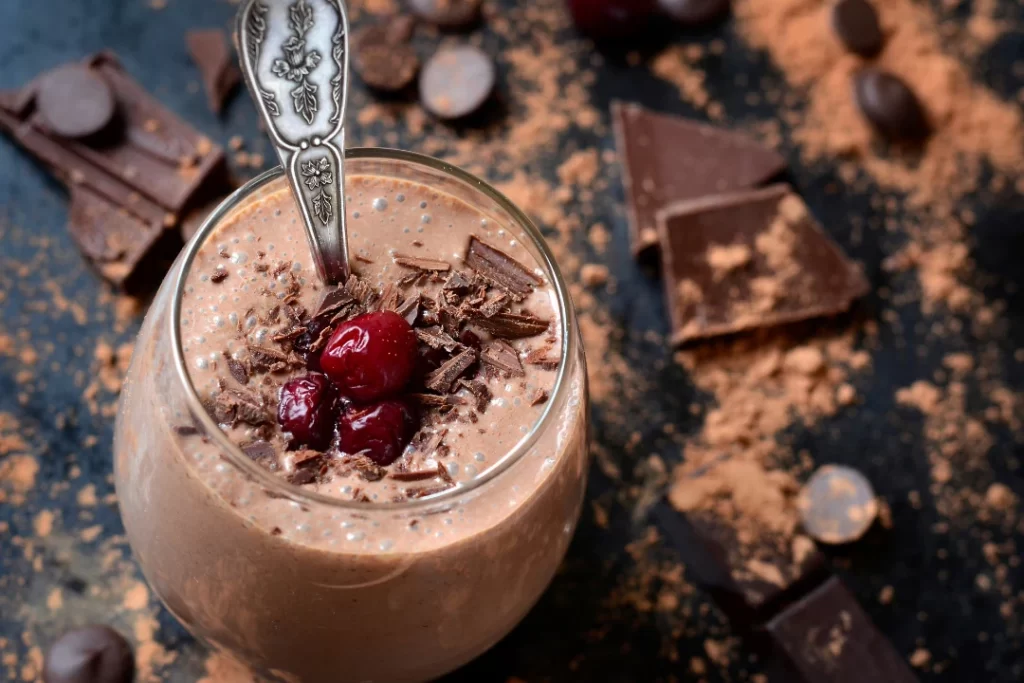 Chocolaty pre-workout smoothie for boosting energy.